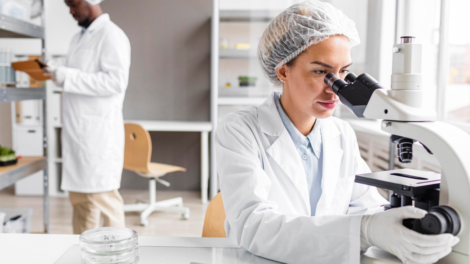 Citologista do BMCITO analisando lâmina ao microscópio